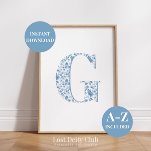 Impresión de letras personalizadas de estilo chinoiserie azul, arte de pared para nieta costera, impresión de monograma inicial con estética preppy de abuela millennial #S143