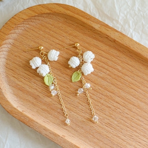 スズランのイヤリング かぎ針編みの花のイヤリング ハンドメイドジュエリー ぶら下がる花のイヤリング ユニークでエレガントなウェディング ブライズメイドギフト