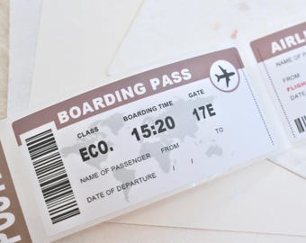 Puede incluir: Una tarjeta de embarque marrón y blanca con un fondo de mapa mundial, un icono de avión y el texto BOARDING PASS, CLASS ECO., 15:20, GATE 17E, NAME OF PASSENGER, FROM, TO, DATE OF DEPARTURE, AIRLINE, NAME OF PASSENGER, FROM, FLIGHT QY 775, DATE OF DEPARTURE.