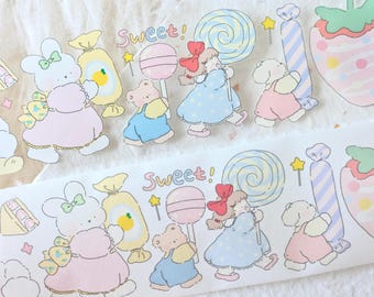Puede incluir: Una hoja de pegatinas de color pastel con personajes de dibujos animados lindos, caramelos y fresas. Las pegatinas dicen "Sweet!" en una fuente caprichosa.