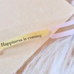 3amigos masking tape (1 lusmonster), Happiness is around 快乐常在, heldere PET-tape voor dagboek, plakboek, plannerdecoratie en cadeauverpakking
