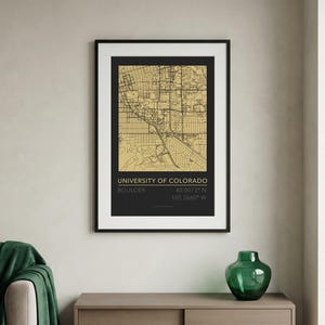 Könnte beinhalten: Gerahmter Kartendruck der University of Colorado, Boulder. Die Karte ist goldfarben auf schwarzem Hintergrund, mit dem Namen der Universität, der Stadt und den Koordinaten. Der Druck ist in einem schwarzen Rahmen.