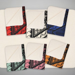 Puede incluir: Seis toallas blancas con diferentes bordes estampados. Los bordes son negros y presentan dise&ntilde;os geom&eacute;tricos en rojo, azul, verde, naranja y rosa.