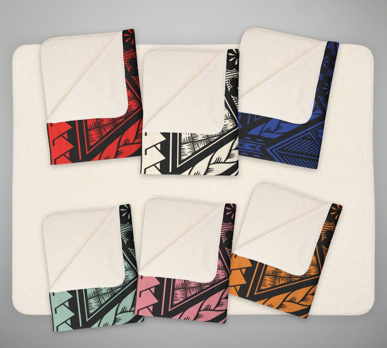 Puede incluir: Seis toallas blancas con diferentes bordes estampados. Los bordes son negros y presentan dise&ntilde;os geom&eacute;tricos en rojo, azul, verde, naranja y rosa.