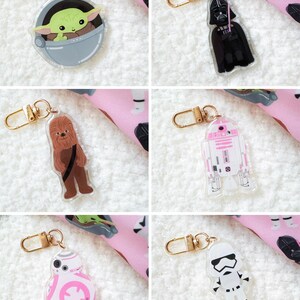 Pu&ograve; includere: Collezione di portachiavi con personaggi di Star Wars. I portachiavi raffigurano personaggi come Baby Yoda, Darth Vader, Chewbacca, R2-D2, BB-8 e uno Stormtrooper. Ogni portachiavi &egrave; realizzato in acrilico trasparente con un fermaglio color oro.