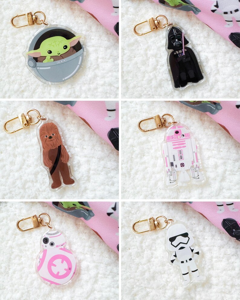 Pu&ograve; includere: Collezione di portachiavi con personaggi di Star Wars. I portachiavi raffigurano personaggi come Baby Yoda, Darth Vader, Chewbacca, R2-D2, BB-8 e uno Stormtrooper. Ogni portachiavi &egrave; realizzato in acrilico trasparente con un fermaglio color oro.