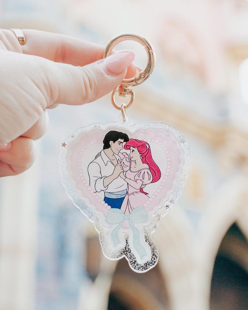 Unter den Meeres-Liebhabern Taschenanhänger, Ariel Schlüsselanhänger, Ariel Taschenanhänger, Meerjungfrau Schlüsselanhänger, Meerjungfrau Taschenanhänger, Disney Schlüsselanhänger Bild 1