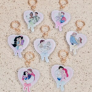 K&ouml;nnte beinhalten: Eine wei&szlig;e Keramik-Tasse mit schwarzem Henkel und dem Text "But First, Coffee" in schwarzer, handschriftlicher Schrift. Die Tasse steht auf einer wei&szlig;en Oberfl&auml;che.