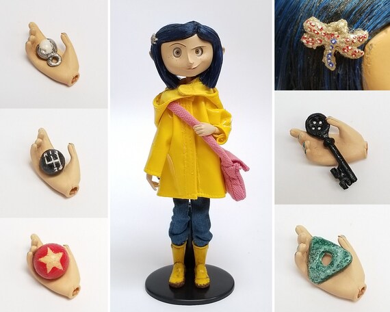 Muneca Coraline con pelo real bolso llave piedra triangular ojos de fantasma y varilla de radiestesia. Etsy Espana