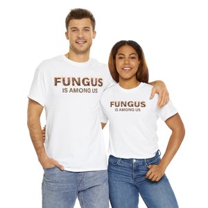 Grzyb jest wśród nas - Cordyceps i grzyby - sprawdź opcje kolorów - AI Enhanced - Unisex Heavy Cotton Tee