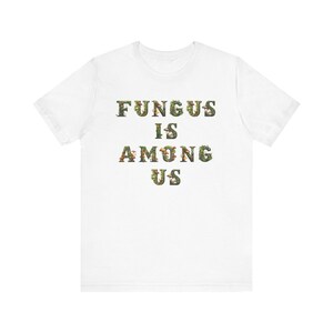 Fungus Is Among Us - Litery z grzybami - Sprawdź kolory koszulek - Koszulka z krótkim rękawem unisex