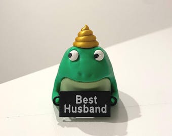 Bufo the Frog – 3D Printed Desk Buddy with Interchangeable Hats & Signs | Funny Gift | Christmas • New Year • Birthday • Humor
