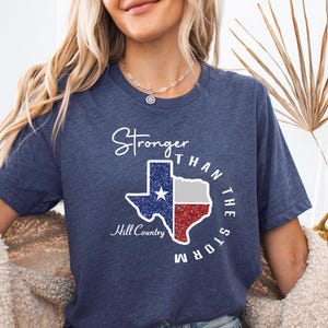 テキサス・ストロング洪水シャツ、ヒルカントリー・ストロングTシャツ、テキサス洪水被害者Tシャツ、テキサスのために祈るティーキャンプ・ミスティック洪水シャツ