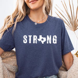 テキサス・ストロング洪水シャツ、ヒルカントリー・ストロングTシャツ、テキサス洪水被害者Tシャツ、テキサスのために祈るティーキャンプ・ミスティック洪水シャツ