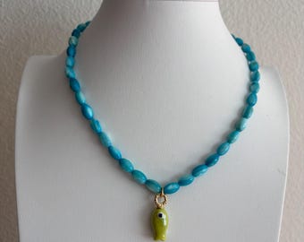 Collier à breloques poisson en perles
