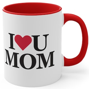 Puede incluir: Taza de cer&aacute;mica blanca con borde y asa rojos. La taza tiene un gr&aacute;fico negro que dice "I love you MOM" con un coraz&oacute;n rojo.
