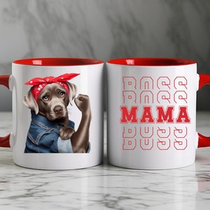 Puede incluir: Taza de cer&aacute;mica blanca con borde y asa rojos. Un lado presenta una imagen de dibujos animados de un perro marr&oacute;n con un pa&ntilde;uelo rojo y una chaqueta vaquera con el pu&ntilde;o levantado. El otro lado presenta el texto "BOSS MAMA BOSS" en rojo.