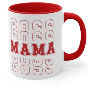 Puede incluir: Taza de caf&eacute; de cer&aacute;mica blanca con borde y asa rojos. La taza tiene un dise&ntilde;o rojo que dice "BOSS MAMA BOSS" en una fuente retro.