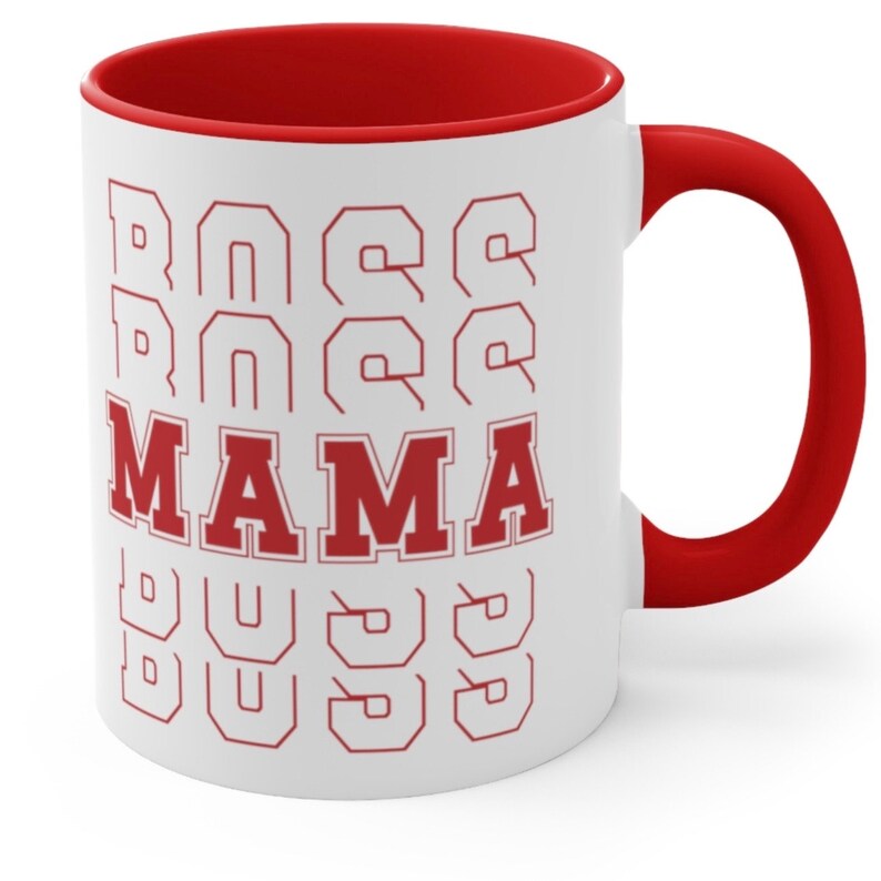 Puede incluir: Taza de caf&eacute; de cer&aacute;mica blanca con borde y asa rojos. La taza tiene un dise&ntilde;o rojo que dice "BOSS MAMA BOSS" en una fuente retro.