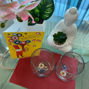 クリスマス ギフト キット、恋人へのギフト、本物の押し花入りワイングラス 1 個、本物の野花、ギフト バッグ 1 個、パーソナライズされたポストカード 1 枚。