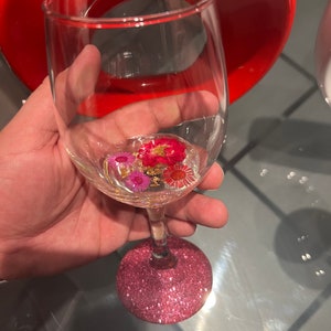 ラバーズ カップは、本物のドライ レッド フラワー、または保存処理された赤いバラの花びらと鮮やかな赤いベースが入った美しいカップです。