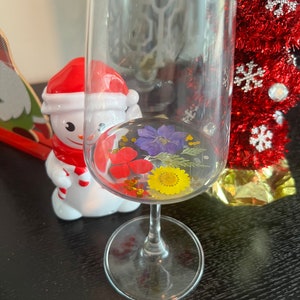 本物の押し花、プリザーブドバラの花びら、本物の野花、手作りのパーソナライズされたグラスが入ったモダンで豪華なワイングラス。
