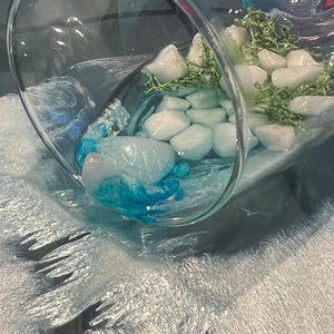 Ocean Goblet, kieliszek do wina z zatopionym morskim pejzażem, realistyczna grafika przedstawiająca morski pejzaż, ręcznie wykonany i szybka wysyłka.