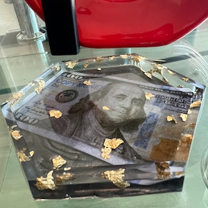 Popielniczka na banknot 100 dolarowy zamknięta w środku (kopia) ozdobiona złotą folią, elegancka i szybka wysyłka