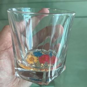 Eleganter Glasbecher mit echten getrockneten Blumen oder Rosenblättern, Wodka-Becher, Weinbecher, personalisierter Geschenkbecher, schnelles Delikatessen