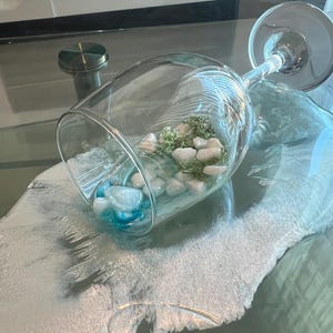 Ocean Goblet, kieliszek do wina z zatopionym morskim pejzażem, realistyczna grafika przedstawiająca morski pejzaż, ręcznie wykonany i szybka wysyłka.