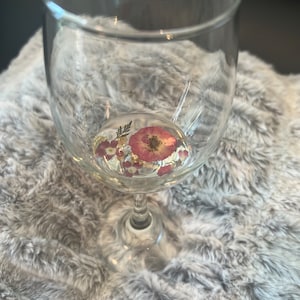 Wijnglazen met echte geperste bloemen, oh bewaarde rozenblaadjes, echte wilde bloemen, handgemaakte gepersonaliseerde glazen.