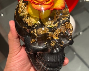 La Carabela y la Rosa, preciosa Calavera transparente con Rosa auténtica seca bicolor conservada y hundida en papel dorado, hecha a mano.