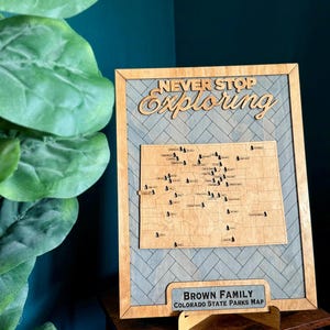 Mappa personalizzata dei parchi statali del Colorado: tracker di viaggio inciso in betulla