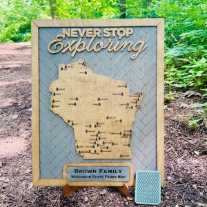 Mappa in legno personalizzata dei parchi statali del Wisconsin: tracker di viaggio inciso personalizzato