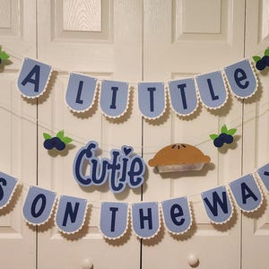 Niestandardowy baner „A Cutie Pie” w drodze, konfetti i ozdoba na tort z jagodami (50 sztuk) – Baby Shower, 1. urodziny, jesień, jagoda