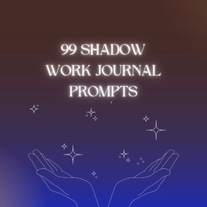 Może przedstawiać: Obraz z gradientowym tłem od brązu do niebieskiego, z tekstem "99 Shadow Work Journal Prompts" w świecącej białej czcionce. Poniżej widnieją słowa "Manifest Write Way". Zarys dłoni sięgających w górę z ilustracjami gwiazd.