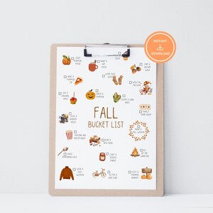 Könnte beinhalten: Eine druckbare Herbst-Bucket-List-Checkliste mit Illustrationen von Herbstaktivitäten. Die Liste enthält Aktivitäten wie den Besuch eines Kürbisfeldes, das Schnitzen eines Kürbisses, das Tragen von kuscheligen Socken und das Basteln eines Herbstkranzes.