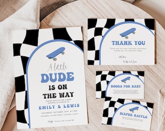 Op de afbeelding: Een babyborrel uitnodiging met een geruite zwart-witte achtergrond. De uitnodiging heeft een blauw skateboard met een blauwe boog en de tekst "A little dude is on the way". De uitnodiging bevat ook de namen "Emily & Lewis" en de datum en tijd van de borrel.