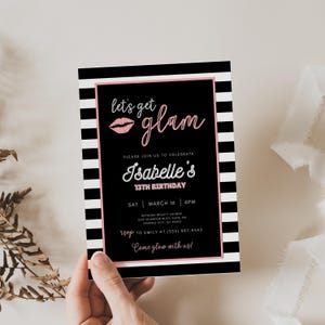 Op de afbeelding: Zwart-wit gestreepte uitnodiging met roze lippen en de tekst "let's get glam". De uitnodiging is voor Isabelle's 13e verjaardag. Het feest is op zaterdag 16 maart om 18:00 uur in de Sephora Beauty Lounge. RSVP naar Emily op (555) 987-6543. De uitnodiging eindigt met de tekst "Come glow with us!"