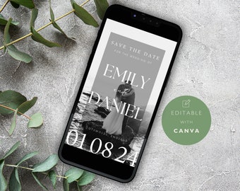 Puede incluir: Una foto en blanco y negro de una pareja en una playa con el texto "SAVE THE DATE FOR THE WEDDING OF EMILY and DANIEL COTSWOLDS, ENGLAND 01 08 24" sobre un fondo blanco. La imagen se muestra en la pantalla de un teléfono inteligente con un círculo verde que dice "EDITABLE WITH CANVA".