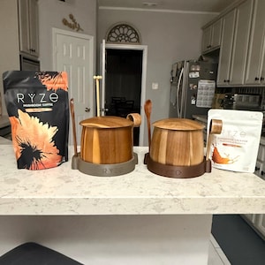 Soporte para accesorios de café Ryze con forma de hongo. Elige entre varios colores.