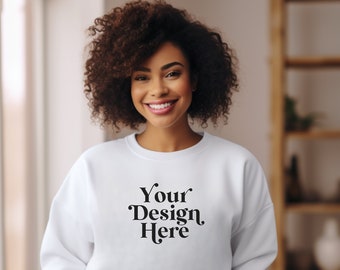 Mockup White Gildan 18000 Mock-up Mock Mocks Curvy Black Afro-américains divers modèles Maquettes Mignon Boho Plus de maquettes modernes de taille POD