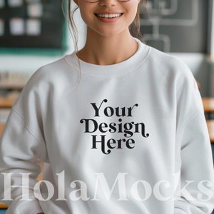 High School Lehrer Mockup Weiß Gildan 18000 Sweatshirt Rundhalsausschnitt Mocks Junge Verschiedene asiatische Modelle Klassenzimmer Minimalist Mockups Moderne POD