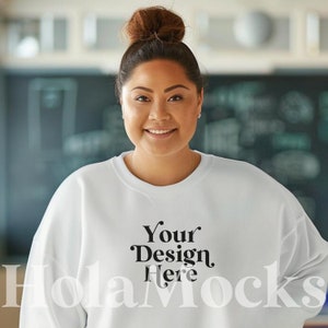 High School Lehrer Mockup Weiß Gildan 18000 Sweatshirt Rundhalsausschnitt Plus Sized Mock Diverse Asiatische Modelle Klassenzimmer Mockups Moderner Mock POD