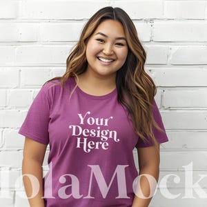 Può includere: Una donna indossa una maglietta color malva con la scritta "Your Design Here" stampata in bianco.