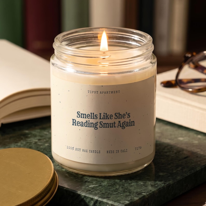 Book Lover Candle, Smells Like Shes Reading Smut Again, Reader Card, Romance Book Gift for Wife Girlfriend Her Birthday Present Present T179 imagem 1