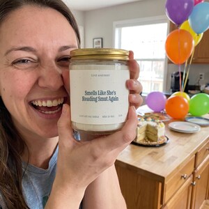 Book Lover Candle, Smells Like Shes Reading Smut Again, Reader Card, Romance Book Gift for Wife Girlfriend Her Birthday Present Present T179 imagem 2