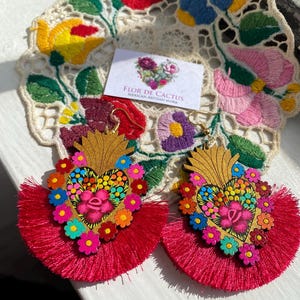 Aretes de Madera pintados a Mano. Diseño Corazón con Hilo de color. Hand-painted wooden earrings. Heart Design with Colored Thread. Mexico.