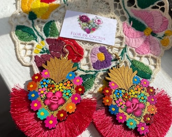 Aretes de Madera pintados a Mano. Diseño Corazón con Hilo de color. Hand-painted wooden earrings. Heart Design with Colored Thread. Mexico.