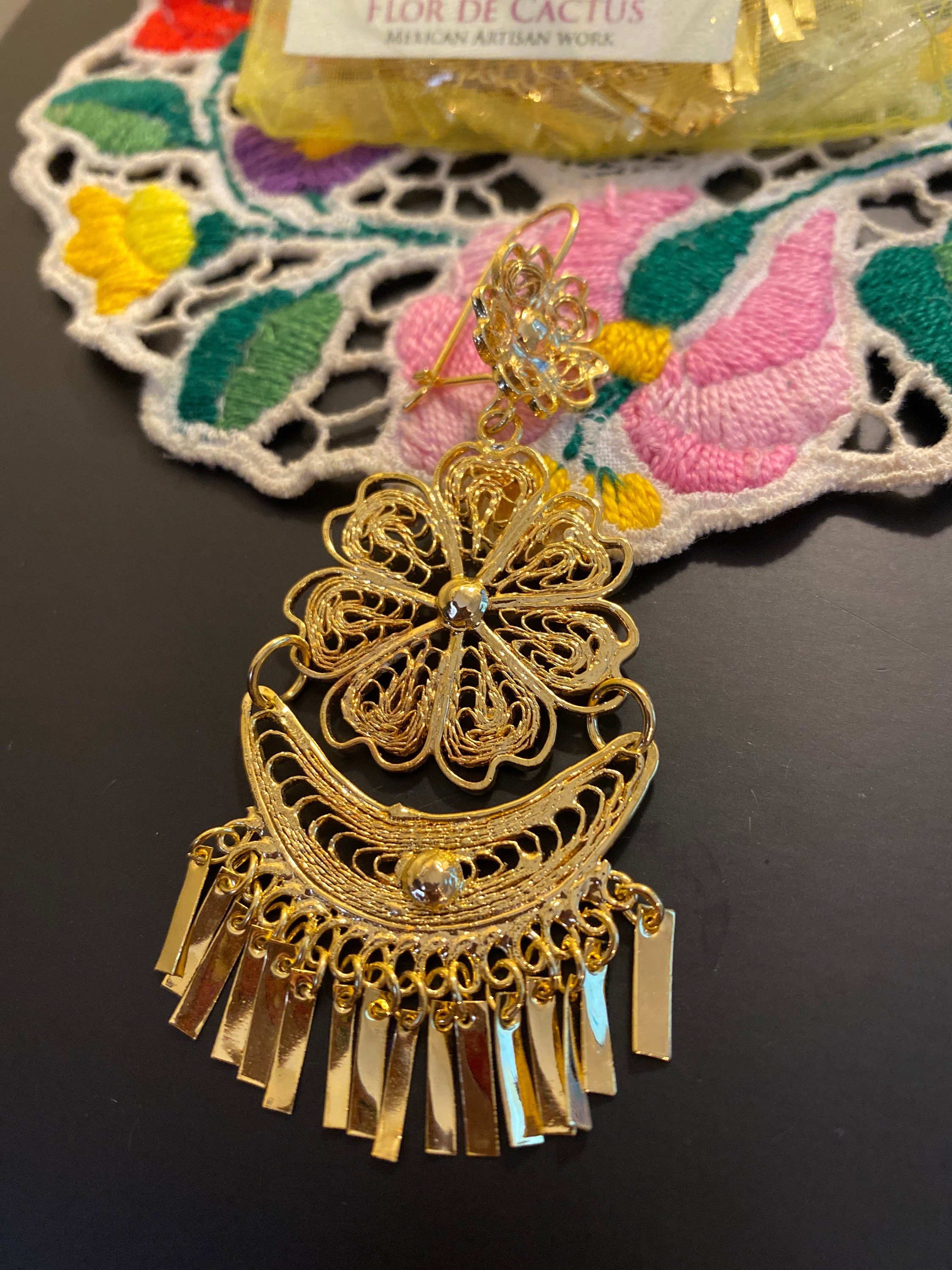 Medio. Aretes de Filigrana Mexicanos. Aretes de chapa de oro. Pendientes mexicanos. Pendientes bañados en oro. Aretes tradicionales y artesanales.